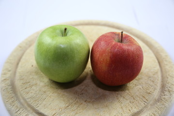 geschälter Apfel auf dem Brett