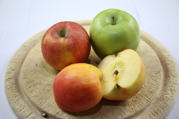 geschälter Apfel auf dem Brett
