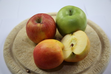 geschälter Apfel auf dem Brett