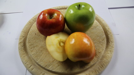 geschälter Apfel auf dem Brett