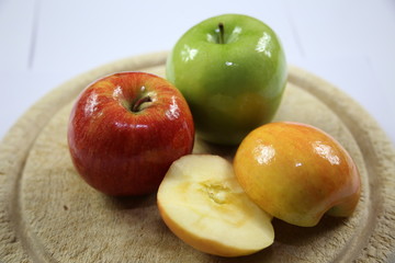 geschälter Apfel auf dem Brett