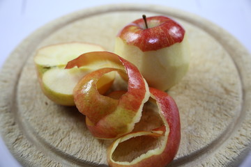 geschälter Apfel auf dem Brett