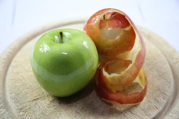 geschälter Apfel auf dem Brett