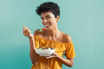 Fotobehang Vrouw die salade eet © Rido