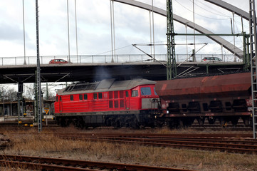 Fototapeta na wymiar Güterzug beladen mit Braunkohle 