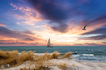 Coucher de soleil sur la mer Baltique avec un voilier