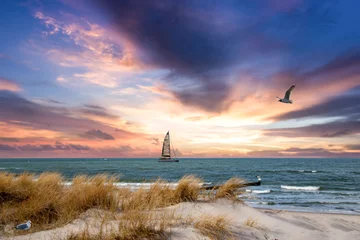 Photo sur Plexiglas Salle de bain Coucher de soleil sur la mer Baltique avec un voilier
