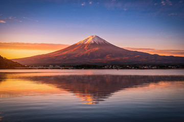 Landschapsbeeld van Mount Fuji over Lake Kawaguchiko bij zonsopgang in Fujikawaguchiko, Japan.