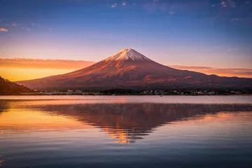 Fototapete Fuji Landschaftsbild des Mt. Fuji über dem Kawaguchiko-See bei Sonnenaufgang in Fujikawaguchiko, Japan.