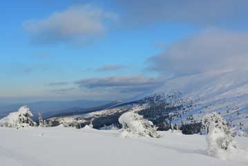 piękny zimowy górski krajobraz, Sudety