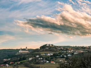 Obraz premium Burg Forchtenstein mit Hausberg und Rosaliengebirge
