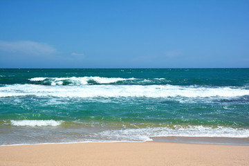 Fototapeta na wymiar Beautiful tropical beach. Waves with crests breaking on the coast. Sri Lanka