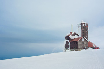dom w górach, mroźna zima