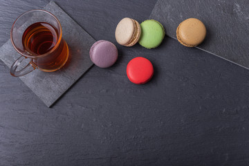 Obraz na płótnie Canvas Turkish tea with five macaroons