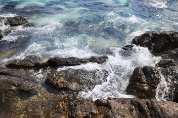 Fototapeta premium Clear transparent sea water and coast rocks