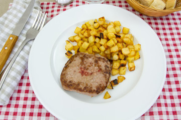 steak haché et pommes de terre rissolées