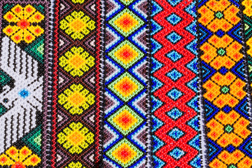 Trabajo artesanal Huichol pueblo indígena de México.
