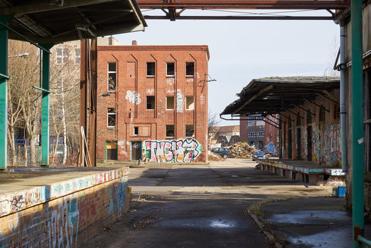 Berlin-Sch&ouml;neweide - Denkmalschutz einer alten Brauerei und der Zerfall der alten roten Backsteingeb&auml;ude