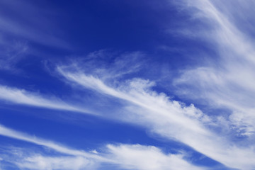 Fototapeta premium Piękne błękitne niebo z białymi chmurami. Natura streszczenie tło.