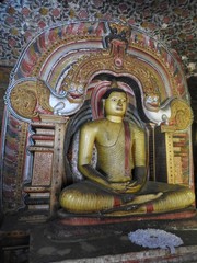 Obraz premium The golden temple of Dambulla is world heritage site and has a total of a total of 153 Buddha statues, three statues of Sri Lankan kings and four statues of gods and goddesses.