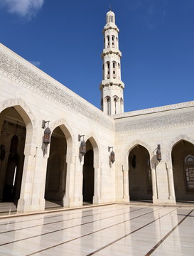 Innenhof der Sultan-Qabus-Moschee mit Minarett im Hintergrund