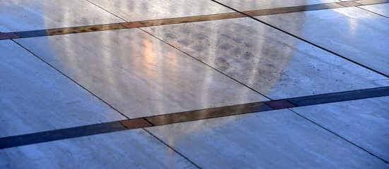 Spiegelung der Kuppel der Sultan-Qabus-Moschee auf Marmorboden 