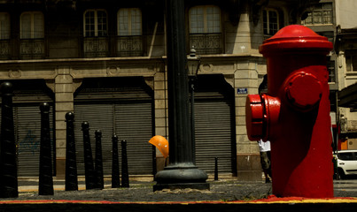 Fototapeta na wymiar Red hydrant of street to identify the firemen in cases of accidents in the places next