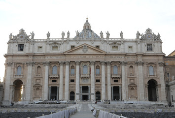 Fototapeta na wymiar facade of the Basilica of Saint Peter in Vatican City in central