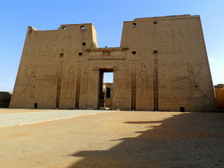 Edfu w Egipcie © VinyLove Foto