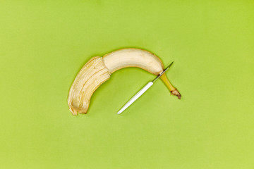 Bio Banane Frucht geschält und mit Messer geschnitten