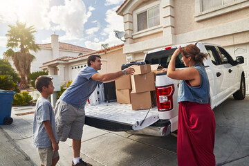 hispanic family unloading pickup truck and moving into new house in las vegas - obrazy, fototapety, plakaty