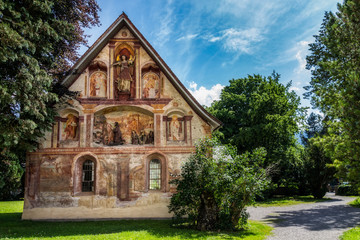 Seelenkapelle bei der Kirche St. Johannes Baptist in Oberstdorf im Allgäu Querformat