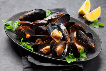 Delicious mussels with tomato sauce and parsley - obrazy, fototapety, plakaty