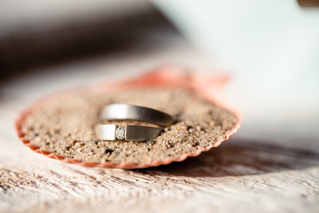 Hochzeit - Eheringe in Sand in Muschel