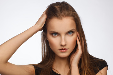 Naklejka premium Portrait of a beautiful model with strong emotion, dressed in a black dress