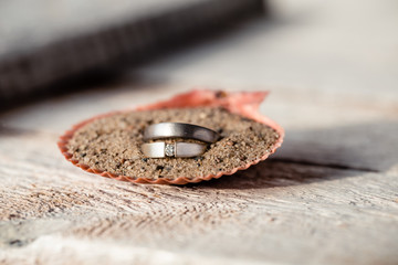 Hochzeit - Eheringe in Sand in Muschel