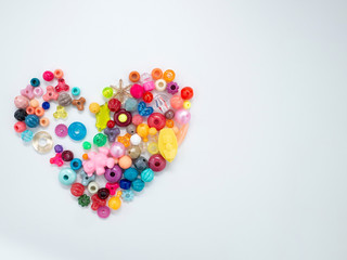 Herz aus bunten perlen.