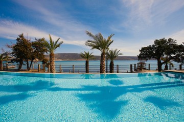Fototapeta na wymiar Amazing pool next to the beach in Izmir - Turkey