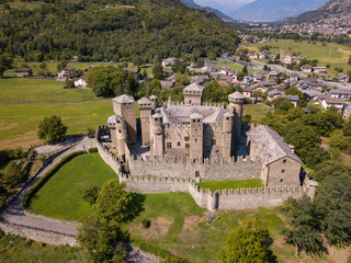 Vista Aerea del Castello di Fenis, Valle d'Aosta, Italia