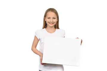 Mädchen hält eine leere Tafel in ihren Händen