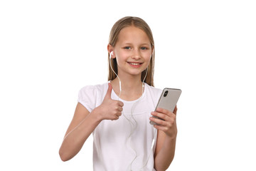 Junges Mädchen hört Musik über ein Smartphone und zeigt Daumen hoch