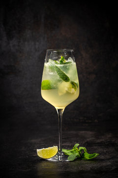 Naklejki Hugo prosecco with ice and lime