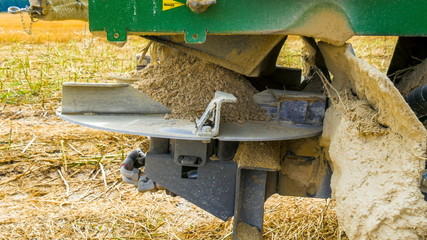 8945_Blades_on_the_bottom_of_the_truck.jpg