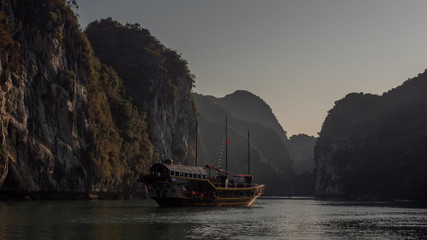 Boot in der Ha Long Bucht bei Sonnenuntergang
