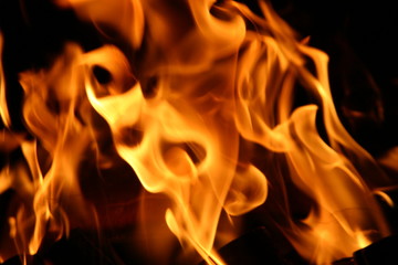 Feuer flammt im Hintergrund
