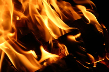 Feuerflammen im Hintergrund