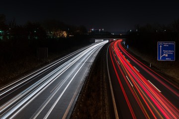 Fototapeta na wymiar Lichtspuren von Autos auf einer Autobahn, Deutschland
