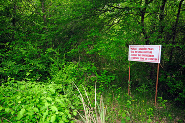 Warnschild an der grünen Grenze zwischen Montenegro und Albanien