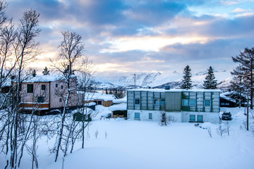 Des maisons recouvertes de neige à Tromso en Norvège du nord (Scandivanie)