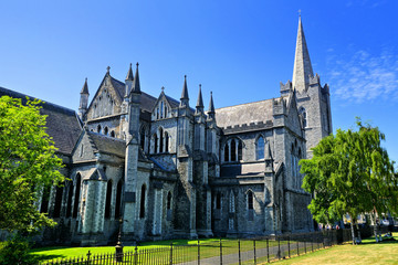 Naklejka premium Widok na zabytkową katedrę św. Patryka w Dublinie w Irlandii